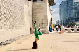Báo Hàn Quốc đồng loạt viết về du khách Việt tập yoga tại Gyeongbokgung