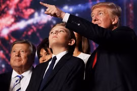 Con trai út Donald Trump gây chú ý khi xuất hiện cùng bố