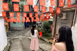 Nhá nhem tối, nhiều người vẫn nườm nượp đến ngõ cờ hoa check-in