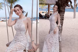 Nàng “TikToker triệu view” diện váy ren xuyên thấu khoe dáng trên biển