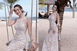 Nàng “TikToker triệu view” diện váy ren xuyên thấu khoe dáng trên biển