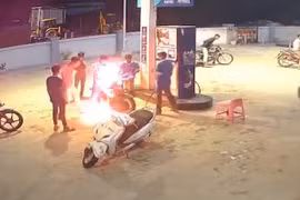 Xe máy bất ngờ bốc cháy dữ dội sau khi đổ xăng