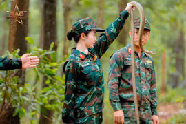 Mỹ nhân Việt khiến fan bất ngờ khi gan dạ tay không bắt rắn