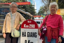 Đôi bạn già U70 rủ nhau đi Hà Giang, check-in không sót chỗ nào