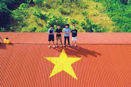 Khắp 3 miền, các mái nhà rực màu cờ Tổ quốc chào Quốc Khánh