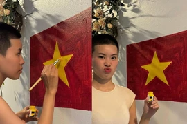 Rapper Pháo "đu trend" vẽ lá cờ Tổ Quốc ở ban công nhà