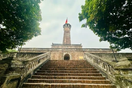 Cột cờ Hà Nội mở cửa Tết Dương, giới trẻ rủ nhau check-in