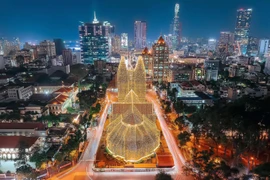 Quận 1 TP HCM hóa “cung điện ánh sáng” dịp Noel