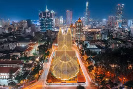 Quận 1 TP HCM hóa “cung điện ánh sáng” dịp Noel