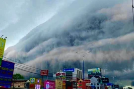 Bầu trời Bình Dương cuồn cuộn mây, netizen hốt hoảng “yêu quái tới“