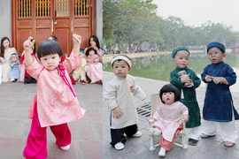 Bé yêu được bố mẹ lên đồ cho xuống phố “sống ảo” Tết sớm