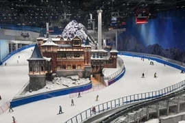 Khu trượt tuyết trong nhà lớn nhất thế giới khai trương 