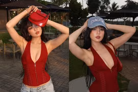 Ngọc Trinh khoe dáng nóng bỏng trên phố với áo corset ôm sát