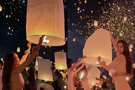 Danh tính gái Việt xinh đẹp trong lễ hội thả đèn trời Chiang Mai