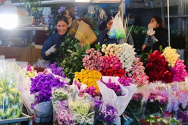 Chợ hoa đêm Hà Nội tấp nập dịp 8/3