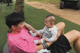 Đoàn Văn Hậu chăm chỉ khoe ảnh ông bố bỉm sữa