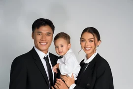 Vợ Tây của Bùi Tiến Dũng hoá tổng tài mừng sinh nhật con trai