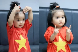 Con gái Khánh Thi - Phan Hiển mặc áo cờ đỏ sao vàng siêu cưng