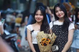 Con phố hot nhất Hà Nội lúc này: 1m2 chục “nàng thơ” khoe dáng