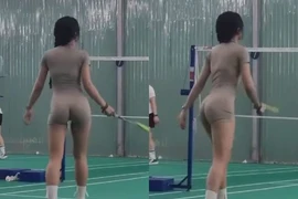 Đỏ mặt trước outfit đánh cầu lông màu nude bó sát của gái xinh