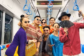 Giới trẻ lên đồ ấn tượng check-in tàu điện metro Bến Thành