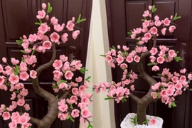 Giới trẻ đua nhau làm hoa đào, hoa mai từ kẽm nhung chưng Tết