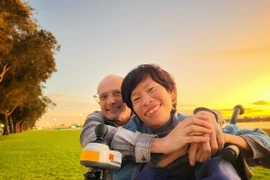 Cô gái khuyết tật chỉ nặng 20kg khiến anh kỹ sư Australia mê mẩn