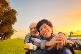 Cô gái khuyết tật chỉ nặng 20kg khiến anh kỹ sư Australia mê mẩn