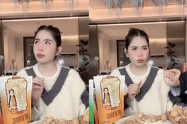 Hằng Du Mục “mếu máo” trên livestream vì tình huống dở khóc dở cười