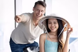 Chàng rể Đức hòa tan văn hóa Việt khi đi ăn cỗ cùng vợ