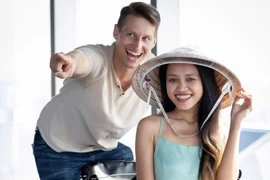 Chàng rể Đức hòa tan văn hóa Việt khi đi ăn cỗ cùng vợ