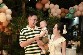 “Cô chủ tiệm nail” Huyền My tổ chức tiệc sinh nhật hoành tráng cho con