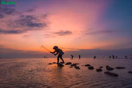Ngắm biển Quang Lang “ảo diệu” trong ánh bình minh