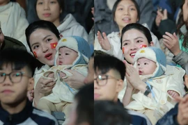 Vợ Quang Hải đưa con nhỏ lặn lội lên Việt Trì cổ vũ ĐTVN