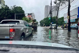 Hà Nội ngập trong nước, dân công sở rủ nhau chèo thuyền đi làm