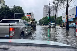 Hà Nội ngập trong nước, dân công sở rủ nhau chèo thuyền đi làm