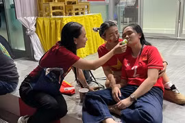 Ăn mừng quá sức, bà xã Duy Mạnh được hộ tống ra ngoài sân