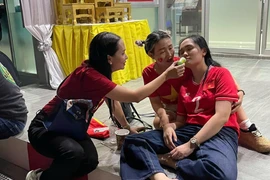 Ăn mừng quá sức, bà xã Duy Mạnh được hộ tống ra ngoài sân