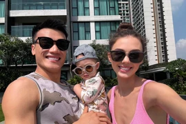 Bùi Tiến Dũng dạy con trai nói tiếng Việt, vợ Tây lặng lẽ cười