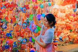 Giới trẻ xúng xính váy áo đổ bộ phố lồng đèn nô nức check-in