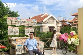 Giới trẻ TP.HCM tận hưởng mùa thu Hà Nội