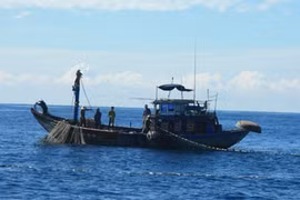 Tàu Hải quân cứu 15 ngư dân gặp nạn tại Trường Sa