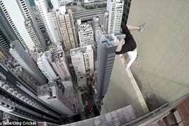 9X trồng cây chuối trên mép tòa nhà chọc trời