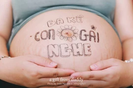 Bộ ảnh “ba kể con nghe” trên bụng bầu cực ấn tượng