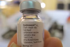 Bé trai tử vong sau tiêm Quinvaxem có thể do cơ địa