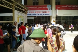 Hàng trăm người nhập viện mỗi ngày vì đau mắt đỏ