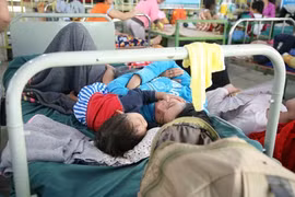 Khánh Hòa: Bệnh nhân sốt xuất huyết nằm tràn sân bệnh viện