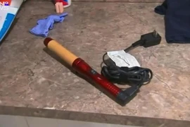 Bé 2 tuổi bị bảo mẫu dí máy uốn tóc nóng vào người