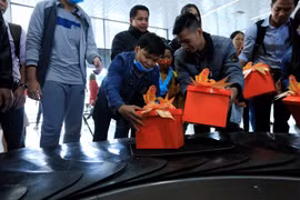 Hành khách bất ngờ khi nhận được quà Tết tại sân bay