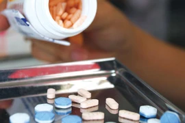 Hạ thi đua, chuyển công tác bác sĩ đòi chi đủ "hoa hồng"